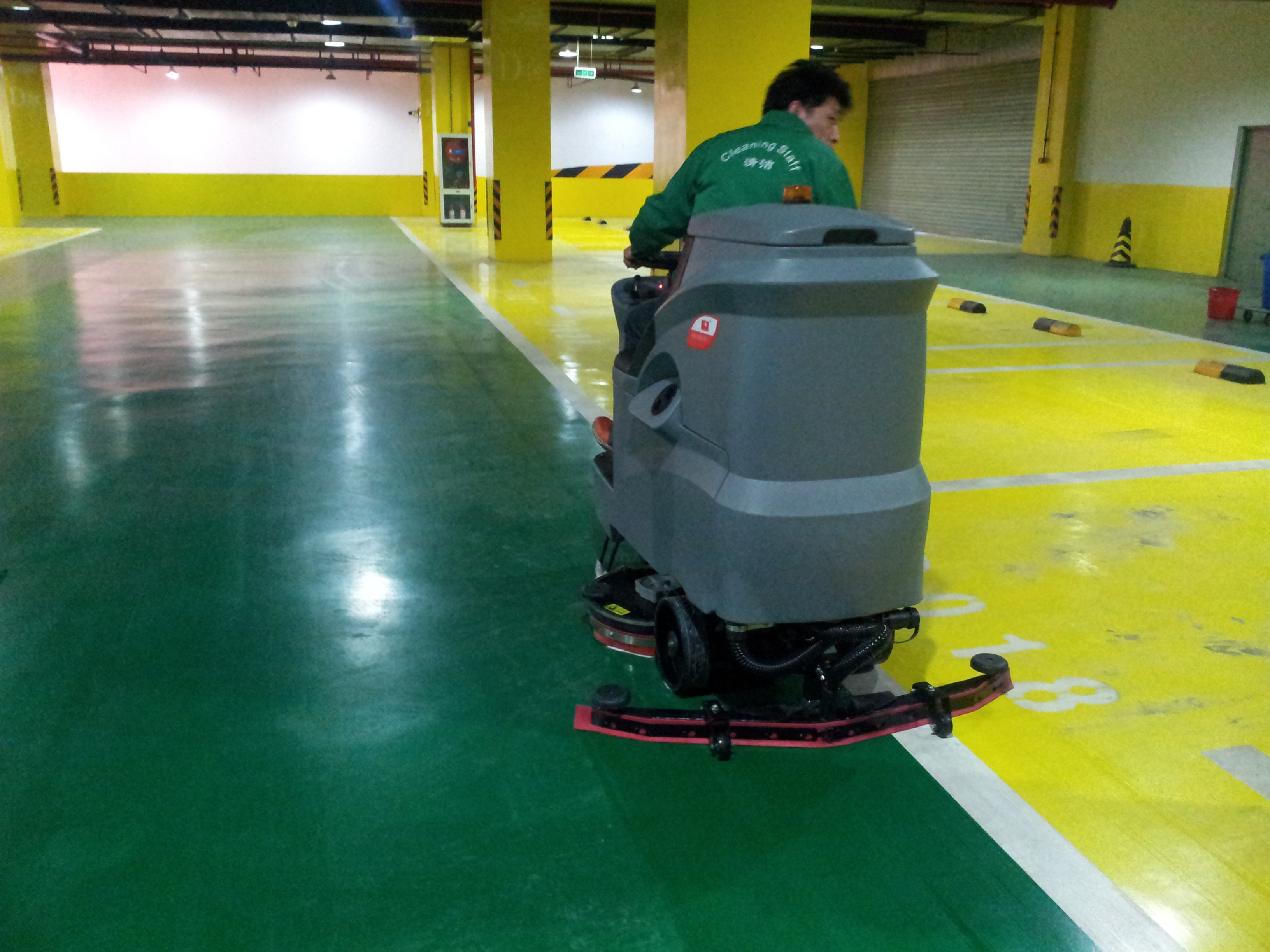 駕駛式洗地車有哪些優(yōu)勢？