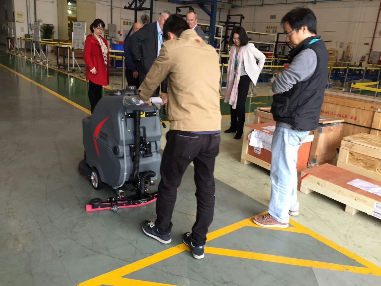 高美分享：大型工廠企業如何選擇擦地機地面清潔設備