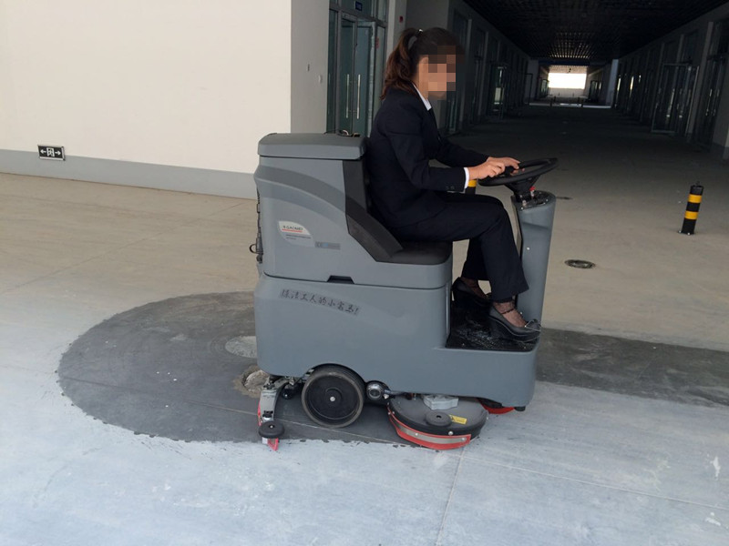 洗地機廠家為您解析洗地機所具備的優勢