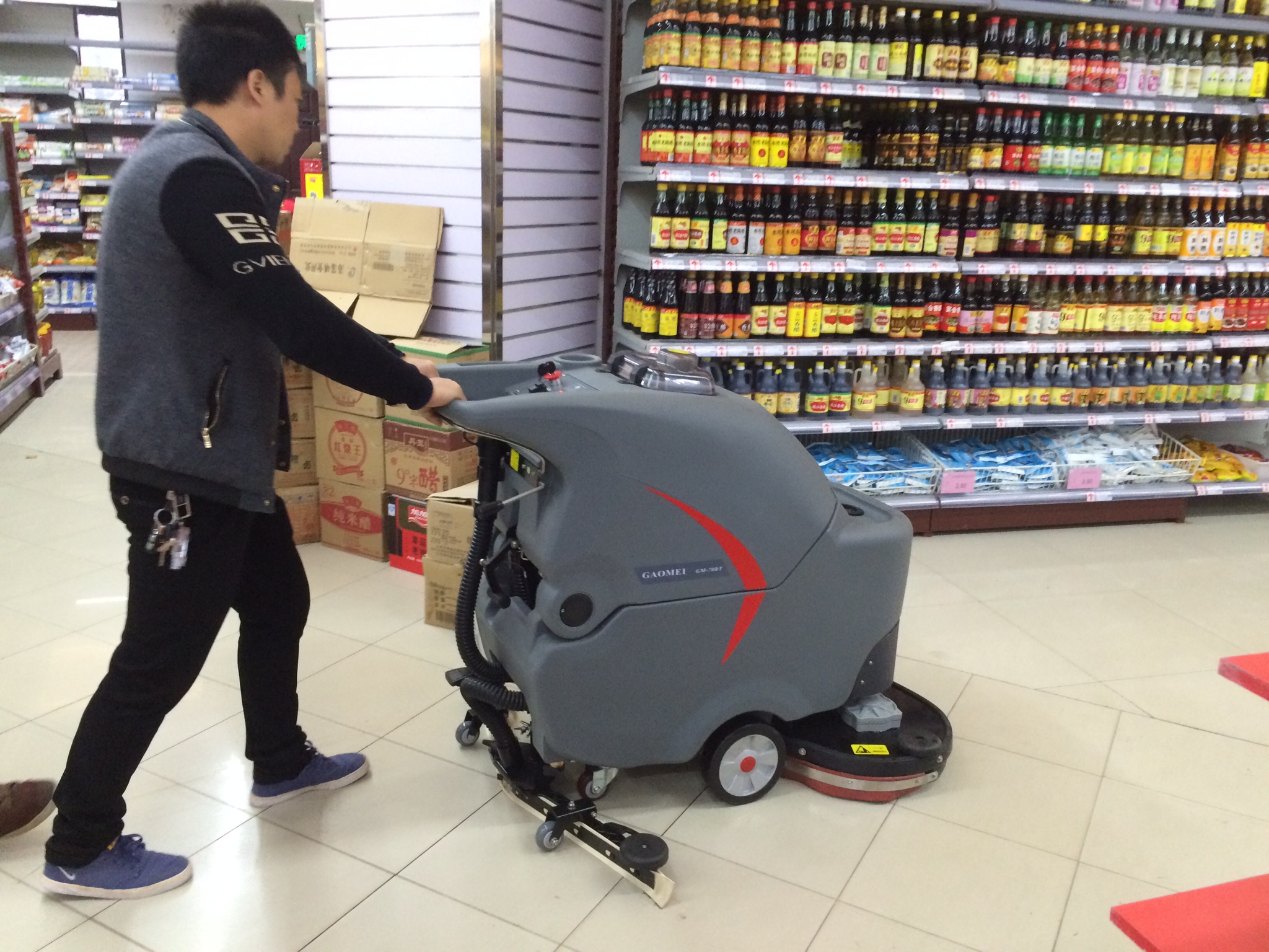 酒店，商場(chǎng)，超市該如何選擇手推式洗地機(jī)？