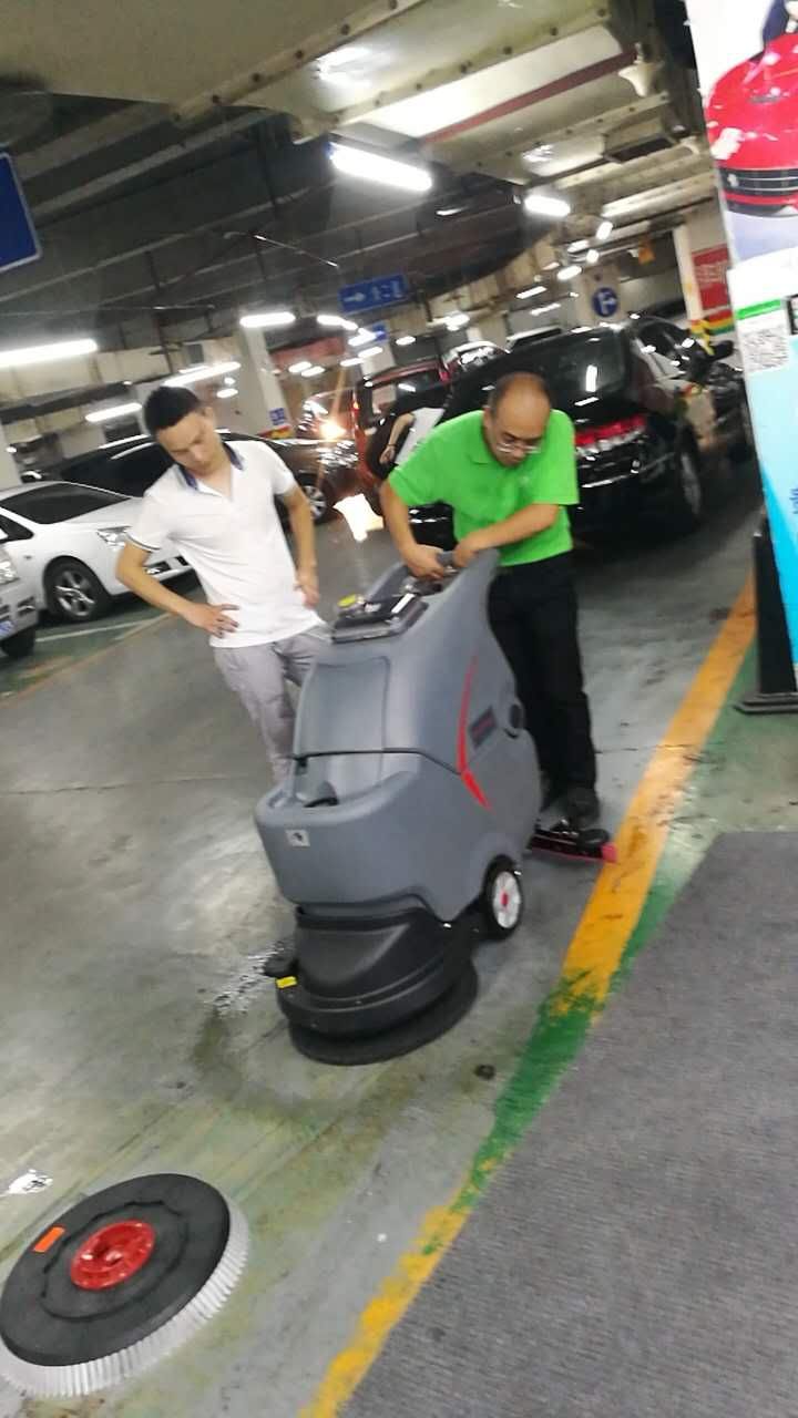 工廠車間環(huán)氧地面不好清洗怎么辦？洗地機(jī)是個(gè)好幫手