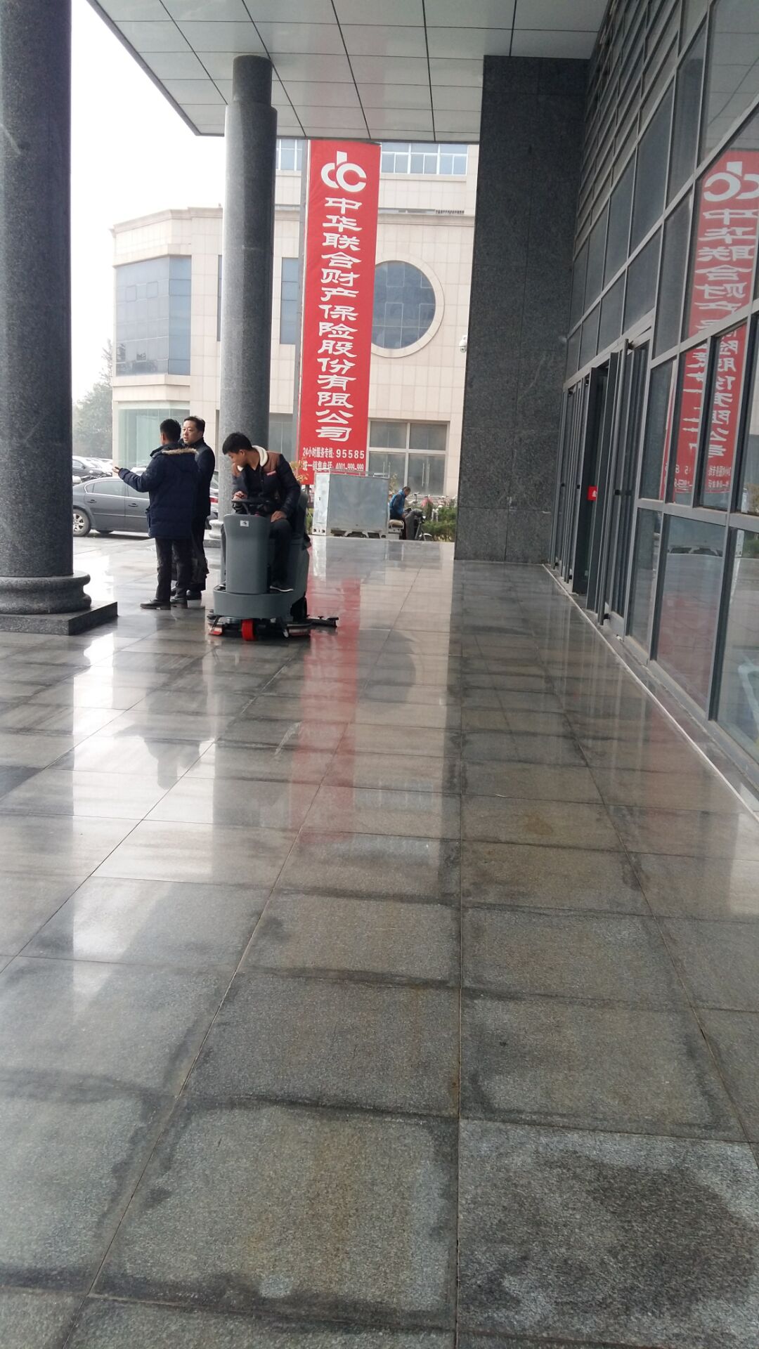 駕駛式洗地機(jī)充滿電能用多長(zhǎng)時(shí)間？真的沒(méi)那么簡(jiǎn)單