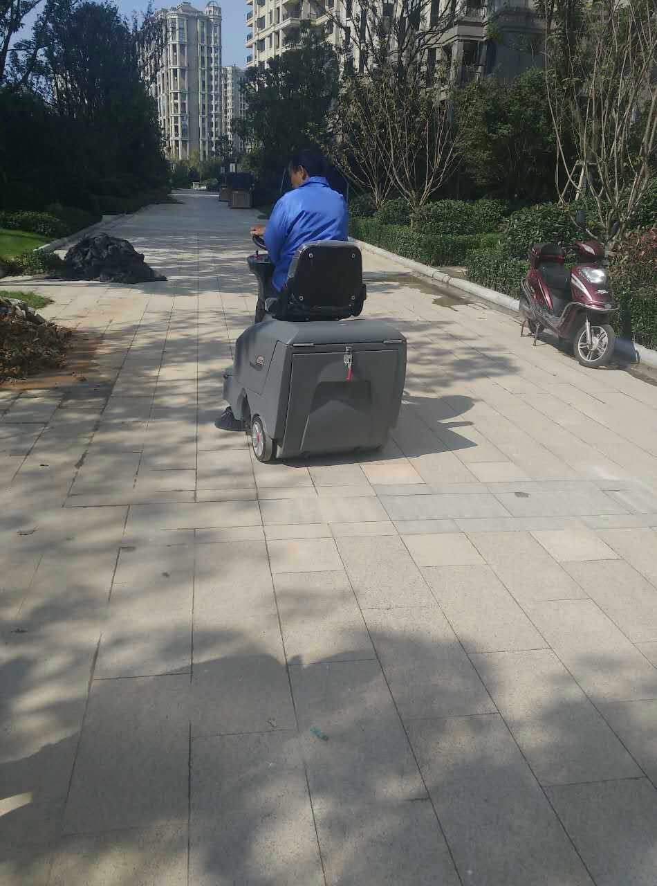 駕駛式掃地機有哪些優(yōu)勢？駕駛式掃地機使用有哪些技巧？