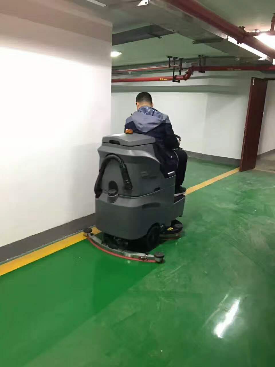 生產(chǎn)車間如何選擇駕駛式洗地機(jī)廠家？到底誰家更值得信賴