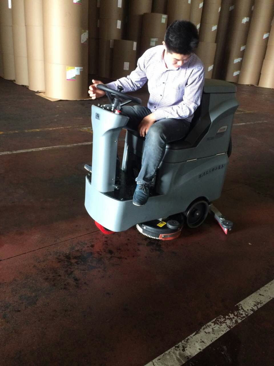 工廠選擇什么價格的全自動洗地機比較好？