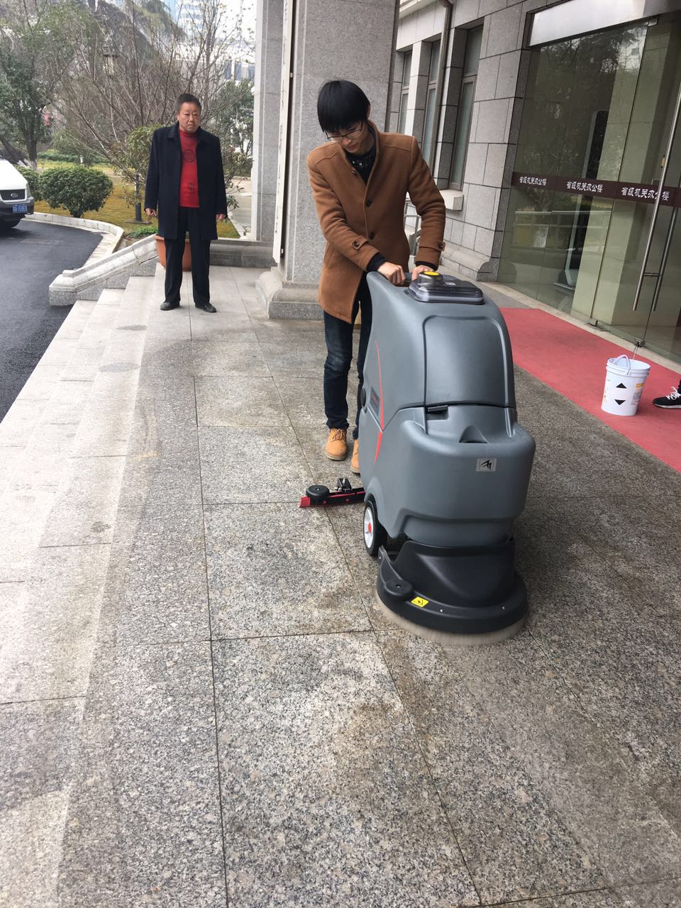 全自動洗地機能解決企業什么問題？