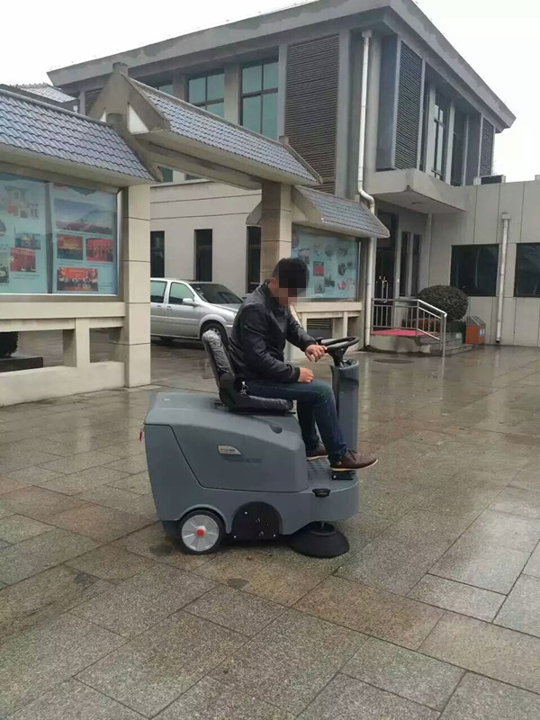 駕駛式掃地機優點分析和電瓶保養7種小常識