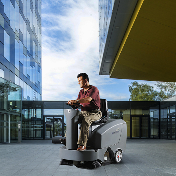 駕駛式掃地機在清掃地面時應該要注意的三大問題！